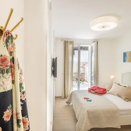 Bed & Breakfast B&bleucaineout 4*