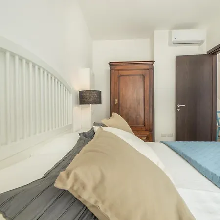 Bed & Breakfast B&bleucaineout