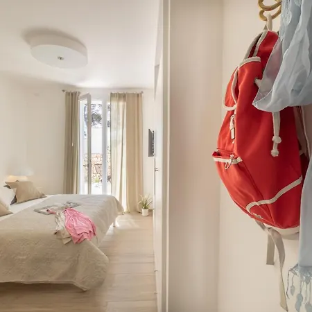 B&bleucaineout Bed & Breakfast *