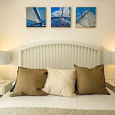 B&bleucaineout Bed & Breakfast 4*