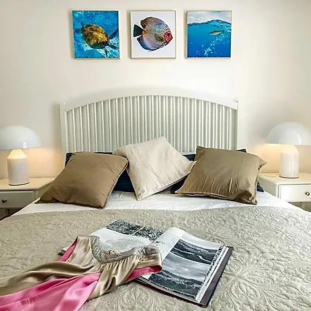 B&bleucaineout Bed & Breakfast 4*